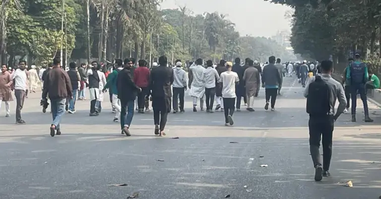 সংসদ ভবন এলাকায় জড়ো হচ্ছে মানুষ